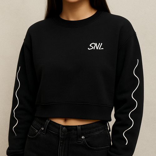 Felpa crop nera con logo “SNL” in stille writer bianco ricamato in piccolo sopra al cuore e sulle braccia dei fiumi