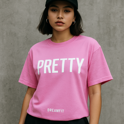 Chciałabym by koszulka była różowa z napisem pretty a na dole mini napis dreamfit 
