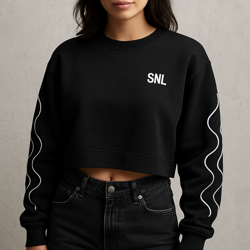 Felpa crop nera con logo “SNL” bianco ricamato in piccolo sopra al cuore e sulle braccia dei fiumi