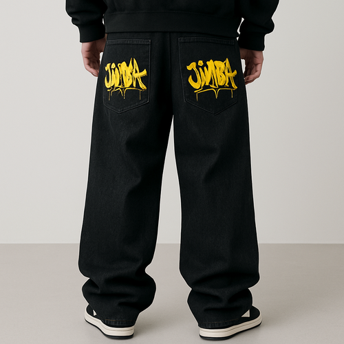 Pantalone baggy largo in denim nero con ricamato sopra su ognuna delle tue tasche “Jimba” in stile writer in giallo