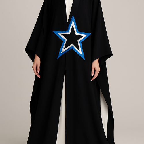 صمم لي عبايه  جناح بلون اسود مفتوح من الجهتين لكي يوضح القماش الذي داخله وعليه اشكال نجمتين داخل بعض بلون ازرق وابيض ومن الداخل ابيض 